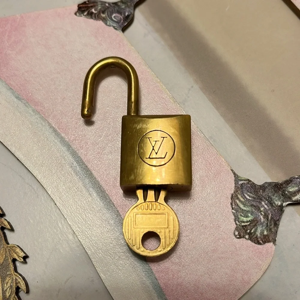 LV Key and Lock Set #217